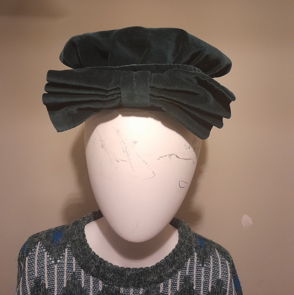Velvet Green Beret with Bow